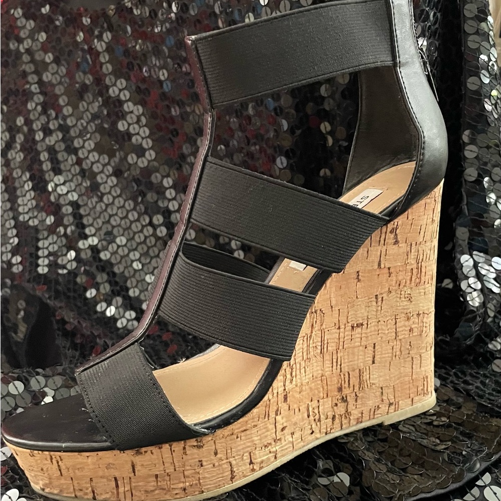 “SOLD”—— 8 Steve Madden Black and Tan Wedge Sandals - Picture 2 of 5